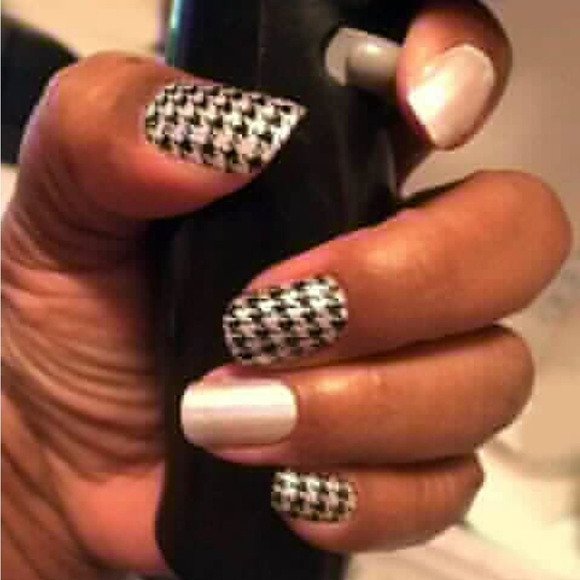 *Retired* Color Street: Highlands Houndstooth | White Black Preppy Shimmer Plaid - Picture 6 of 9